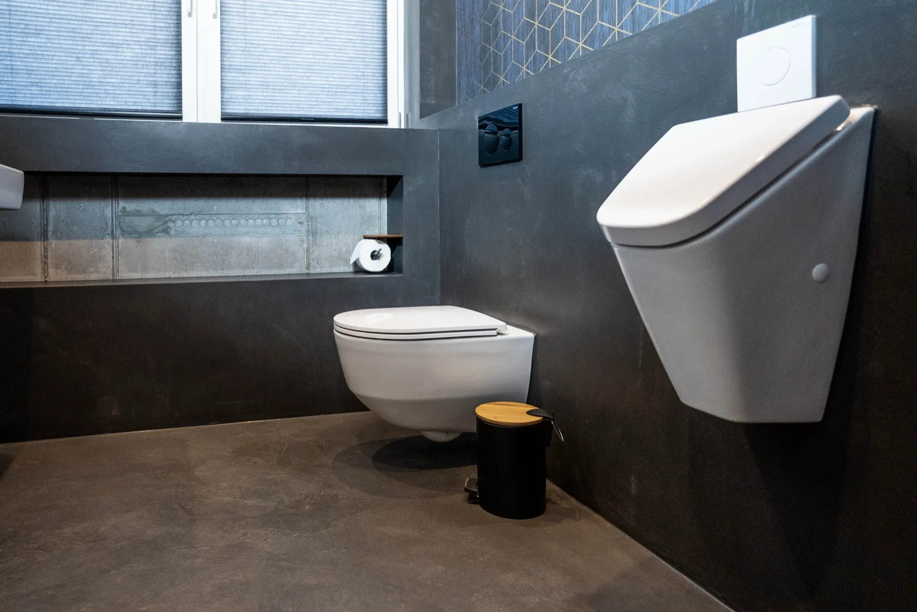 Fertig saniertes Gäste-WC mit fugenloser Wand in Betonoptik und wandhängendem WC