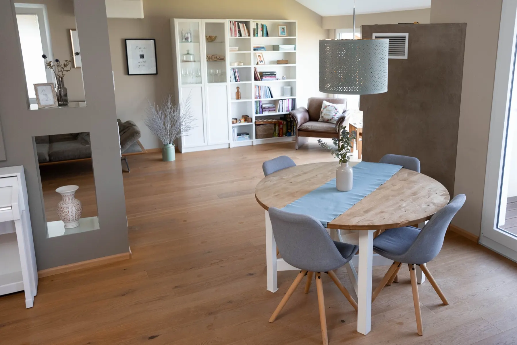 Wohn-Esszimmer mit durchgehendem Holzboden von raum.Konzept