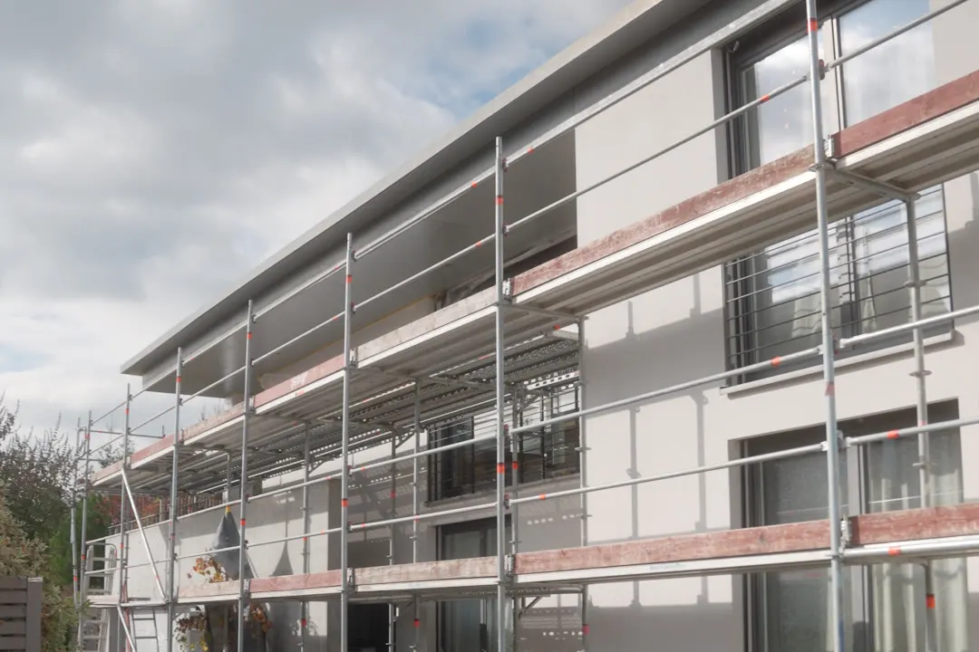 Eingerüstetes Wohnhaus im Markgräflerland während der Fassadenarbeiten