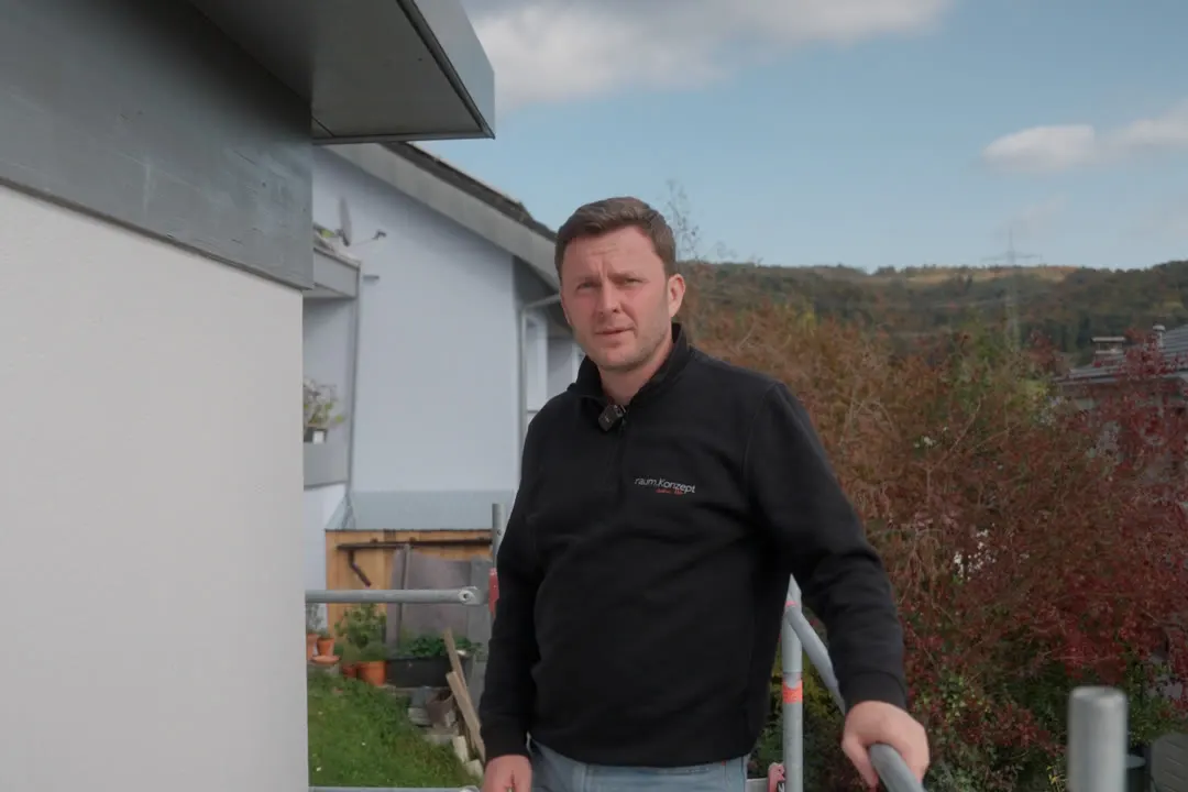 Vladimir Reder von raum.Konzept auf dem Gerüst einer Baustelle im Markgräflerland