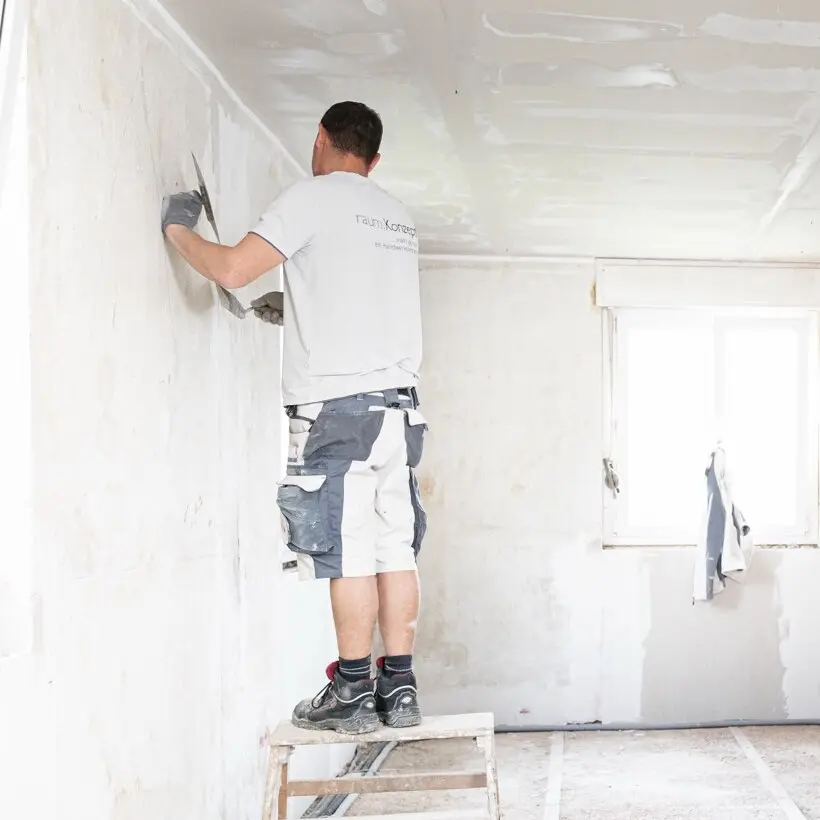 Maler von raum.Konzept spachtelt eine Wand