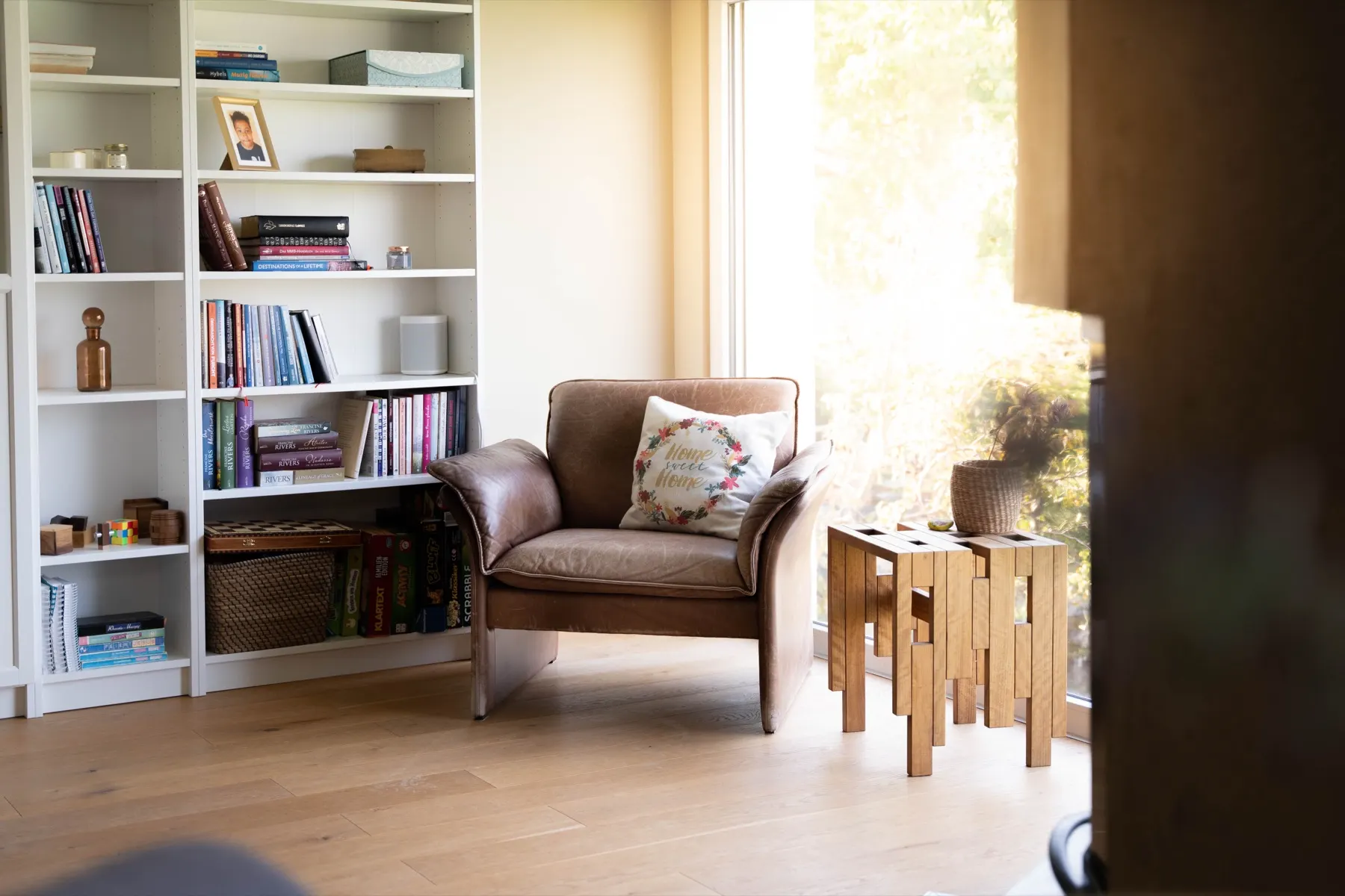 Leseecke mit Bücherregal und durchgehendem Holzboden